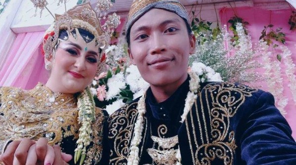 Austrian Girl Marries Indonesian Cleaner She Me