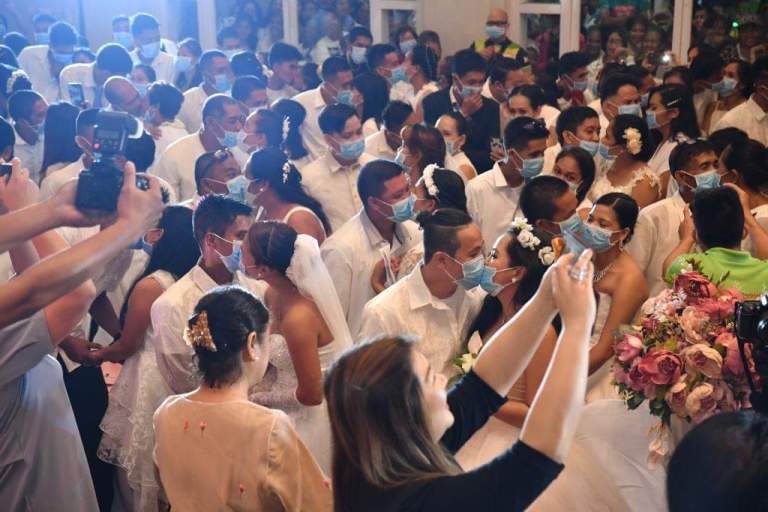 mass wedding in masks