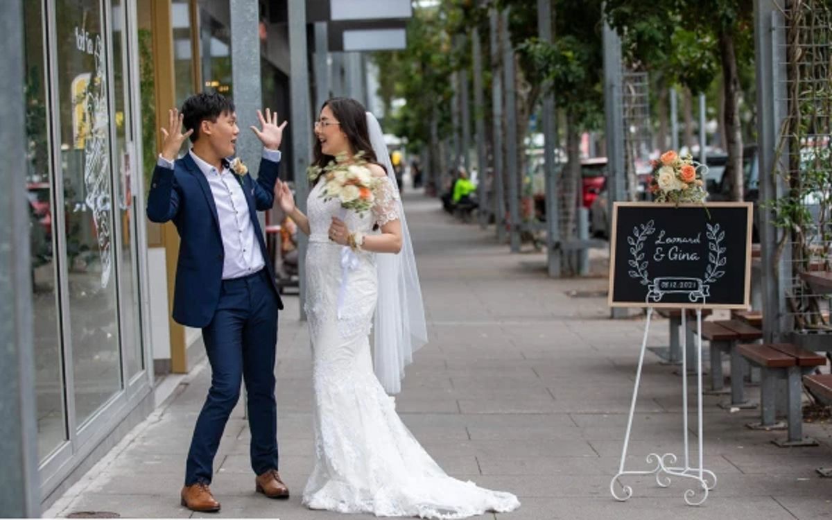 couple gets married in Gong Cha outlet